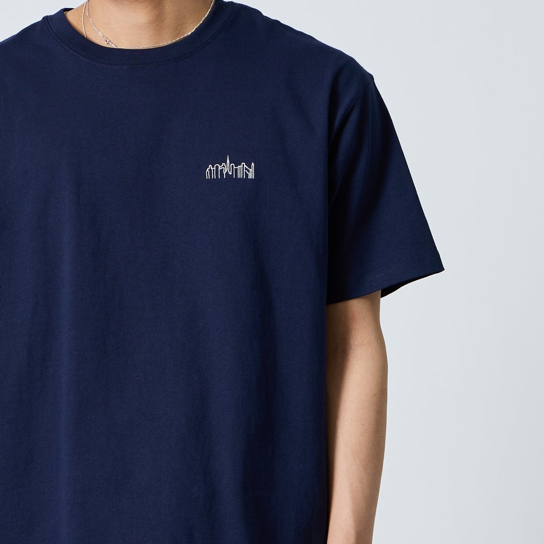 MANHATTAN PORTAGE [マンハッタンポーテージ] 別注 アーチプリントTシャツ [26SSMP-IN85-JF] NAVY &&モデル身長：179cm 着用サイズ：L&&