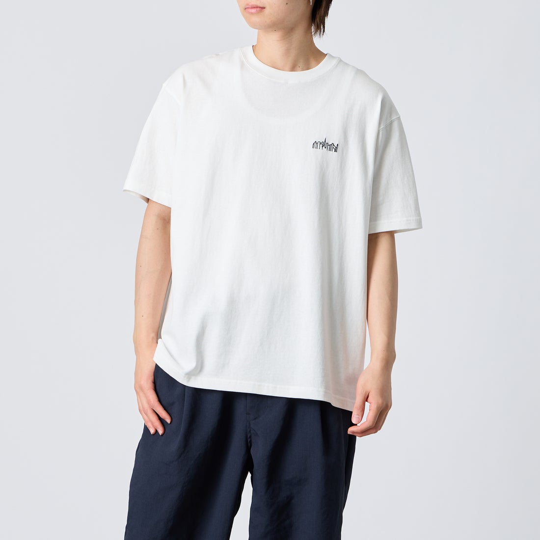 MANHATTAN PORTAGE [マンハッタンポーテージ] 別注 アーチプリントTシャツ [26SSMP-IN85-JF] WHITE &&モデル身長：177cm 着用サイズ：L&&