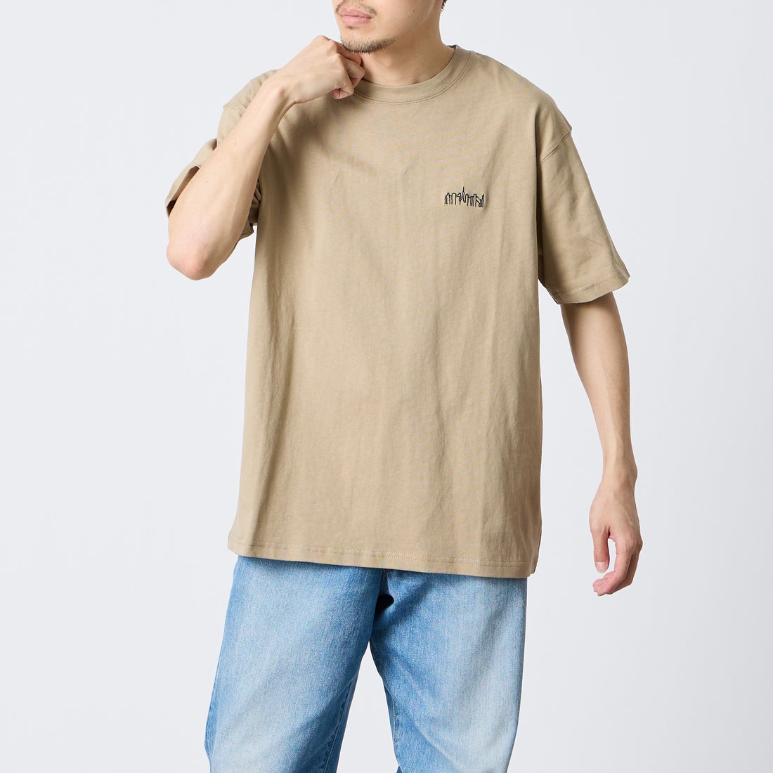 MANHATTAN PORTAGE [マンハッタンポーテージ] 別注 アーチプリントTシャツ [26SSMP-IN85-JF] BEIGE &&モデル身長：167cm 着用サイズ：L&&