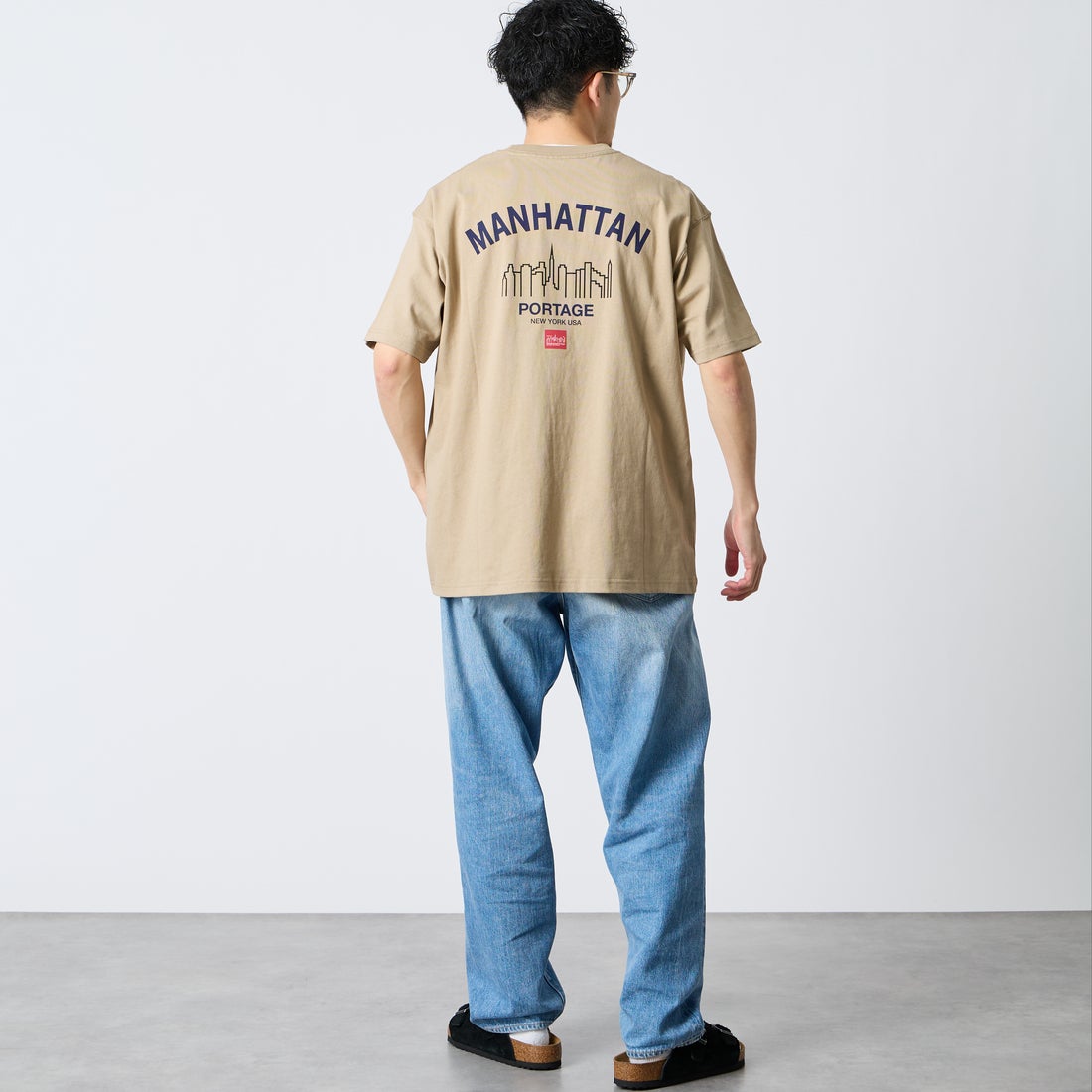 MANHATTAN PORTAGE [マンハッタンポーテージ] 別注 アーチプリントTシャツ [26SSMP-IN85-JF] BEIGE &&モデル身長：167cm 着用サイズ：L&&