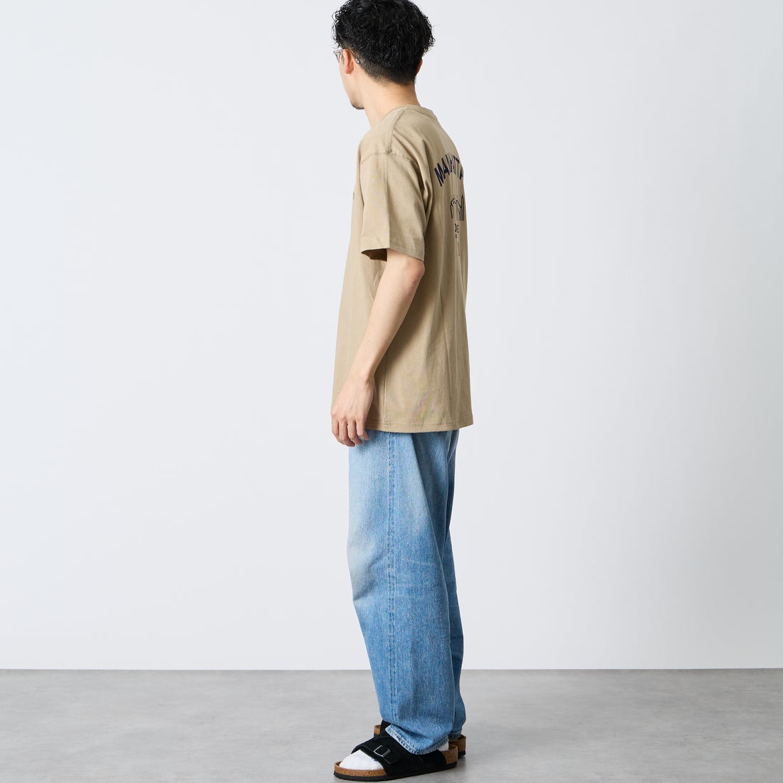 MANHATTAN PORTAGE [マンハッタンポーテージ] 別注 アーチプリントTシャツ [26SSMP-IN85-JF] BEIGE &&モデル身長：167cm 着用サイズ：L&&