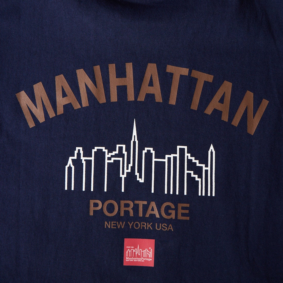 MANHATTAN PORTAGE [マンハッタンポーテージ] 別注 アーチプリントTシャツ [26SSMP-IN85-JF] NAVY