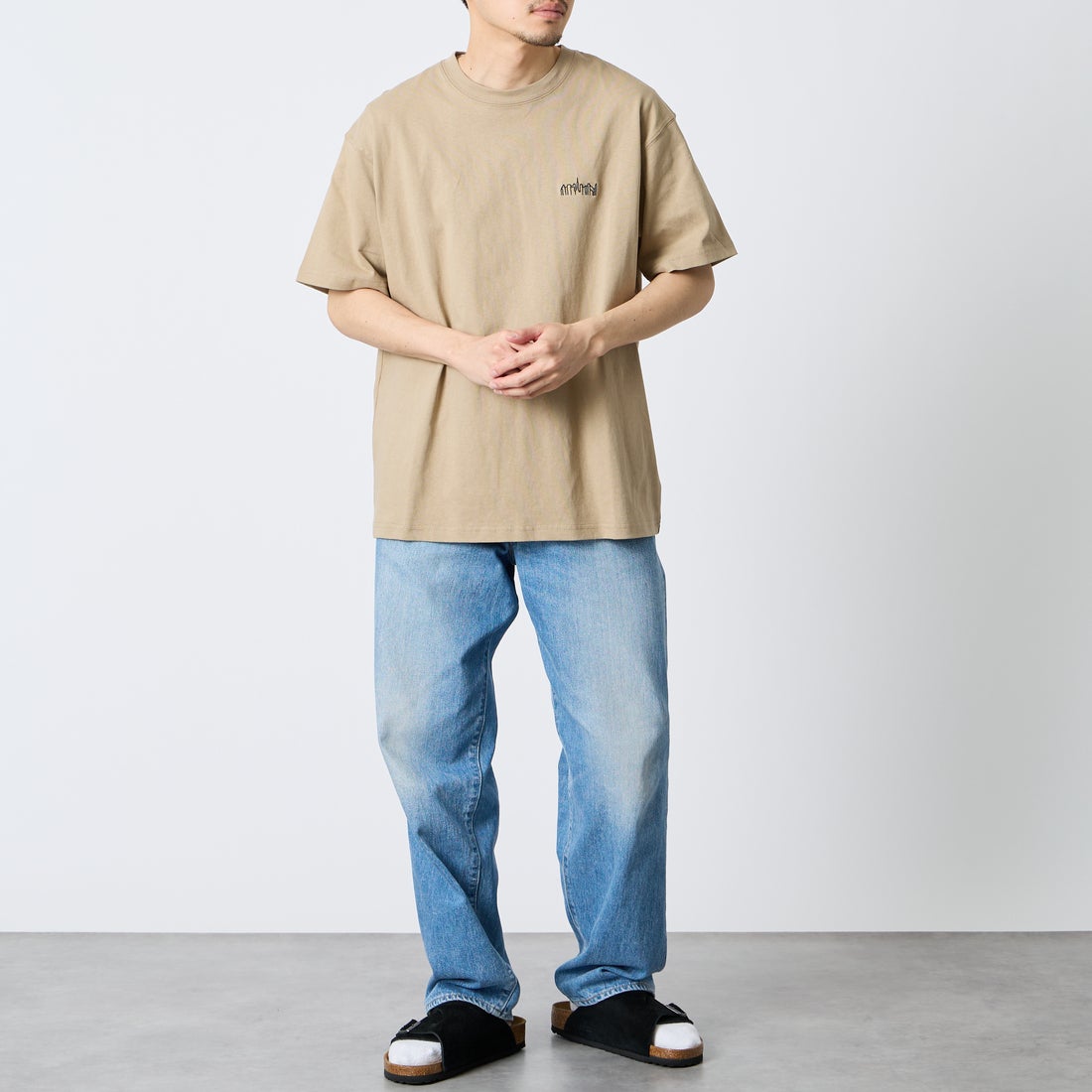 MANHATTAN PORTAGE [マンハッタンポーテージ] 別注 アーチプリントTシャツ [26SSMP-IN85-JF] BEIGE &&モデル身長：167cm 着用サイズ：L&&
