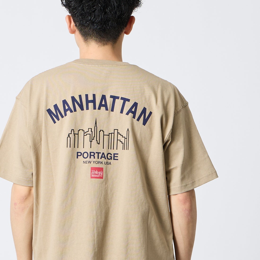 MANHATTAN PORTAGE [マンハッタンポーテージ] 別注 アーチプリントTシャツ [26SSMP-IN85-JF] BEIGE &&モデル身長：167cm 着用サイズ：L&&