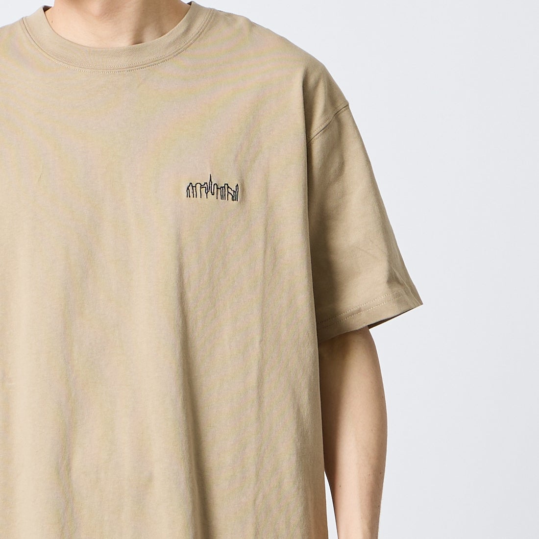 MANHATTAN PORTAGE [マンハッタンポーテージ] 別注 アーチプリントTシャツ [26SSMP-IN85-JF] BEIGE &&モデル身長：167cm 着用サイズ：L&&