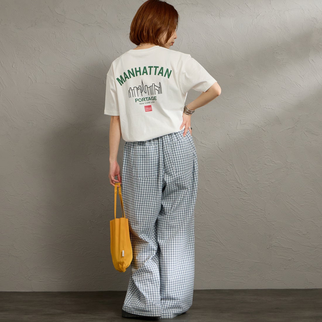 MANHATTAN PORTAGE [マンハッタンポーテージ] 別注 アーチプリントTシャツ [26SSMP-IN85-JF] WHITE &&モデル身長：158cm 着用サイズ：S&&