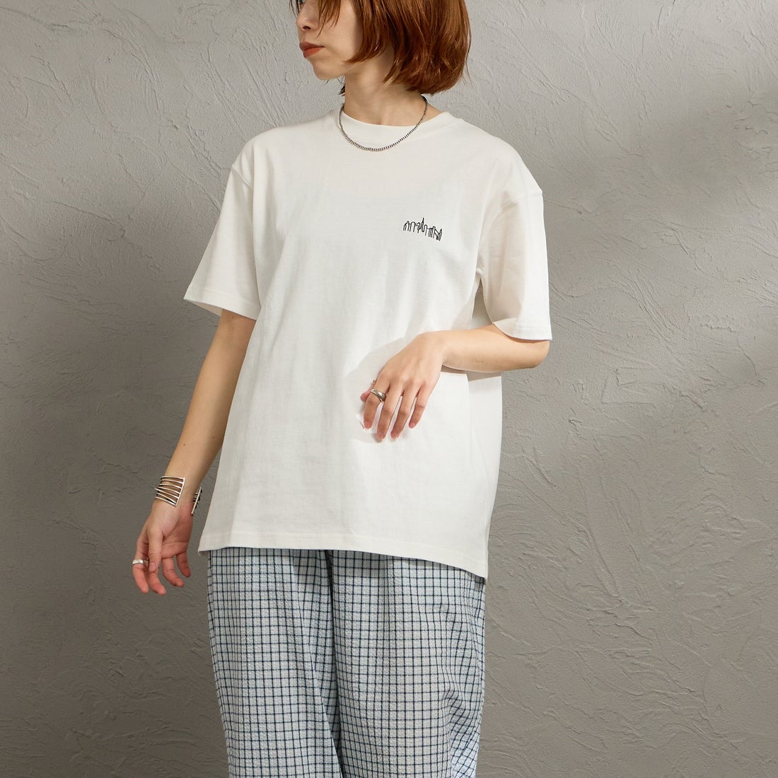 MANHATTAN PORTAGE [マンハッタンポーテージ] 別注 アーチプリントTシャツ [26SSMP-IN85-JF] WHITE &&モデル身長：158cm 着用サイズ：S&&