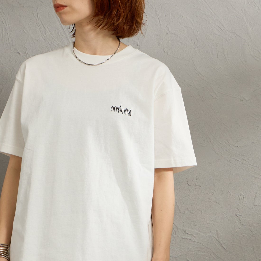 MANHATTAN PORTAGE [マンハッタンポーテージ] 別注 アーチプリントTシャツ [26SSMP-IN85-JF] WHITE &&モデル身長：158cm 着用サイズ：S&&