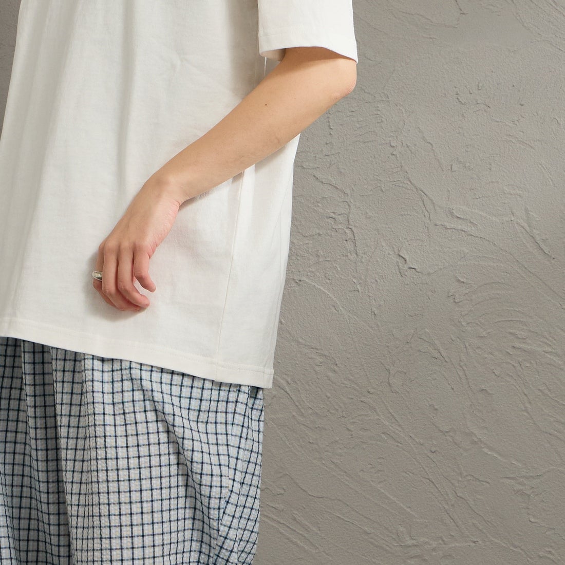 MANHATTAN PORTAGE [マンハッタンポーテージ] 別注 アーチプリントTシャツ [26SSMP-IN85-JF] WHITE &&モデル身長：158cm 着用サイズ：S&&