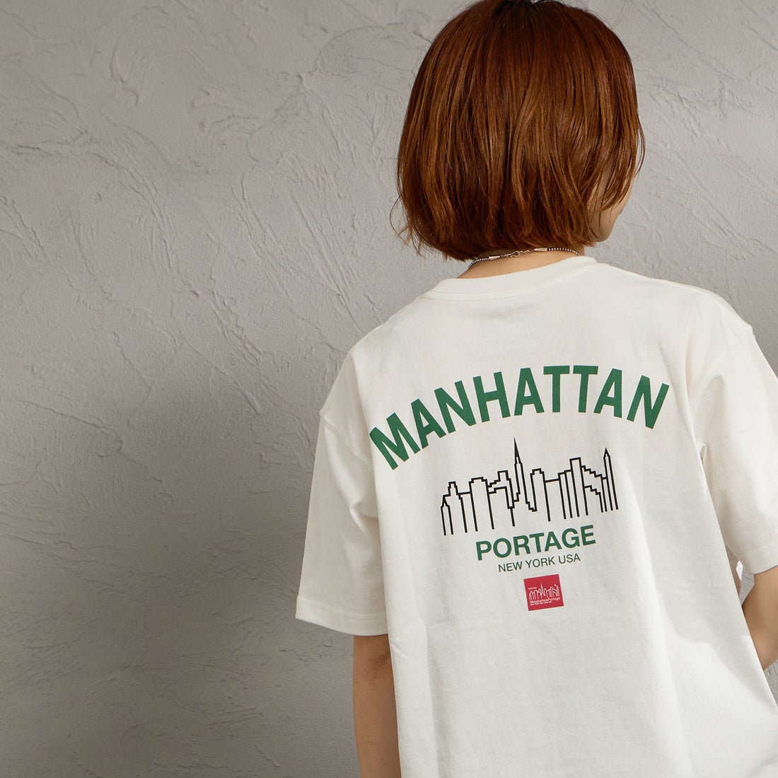 MANHATTAN PORTAGE [マンハッタンポーテージ] 別注 アーチプリントTシャツ [26SSMP-IN85-JF] WHITE &&モデル身長：158cm 着用サイズ：S&&