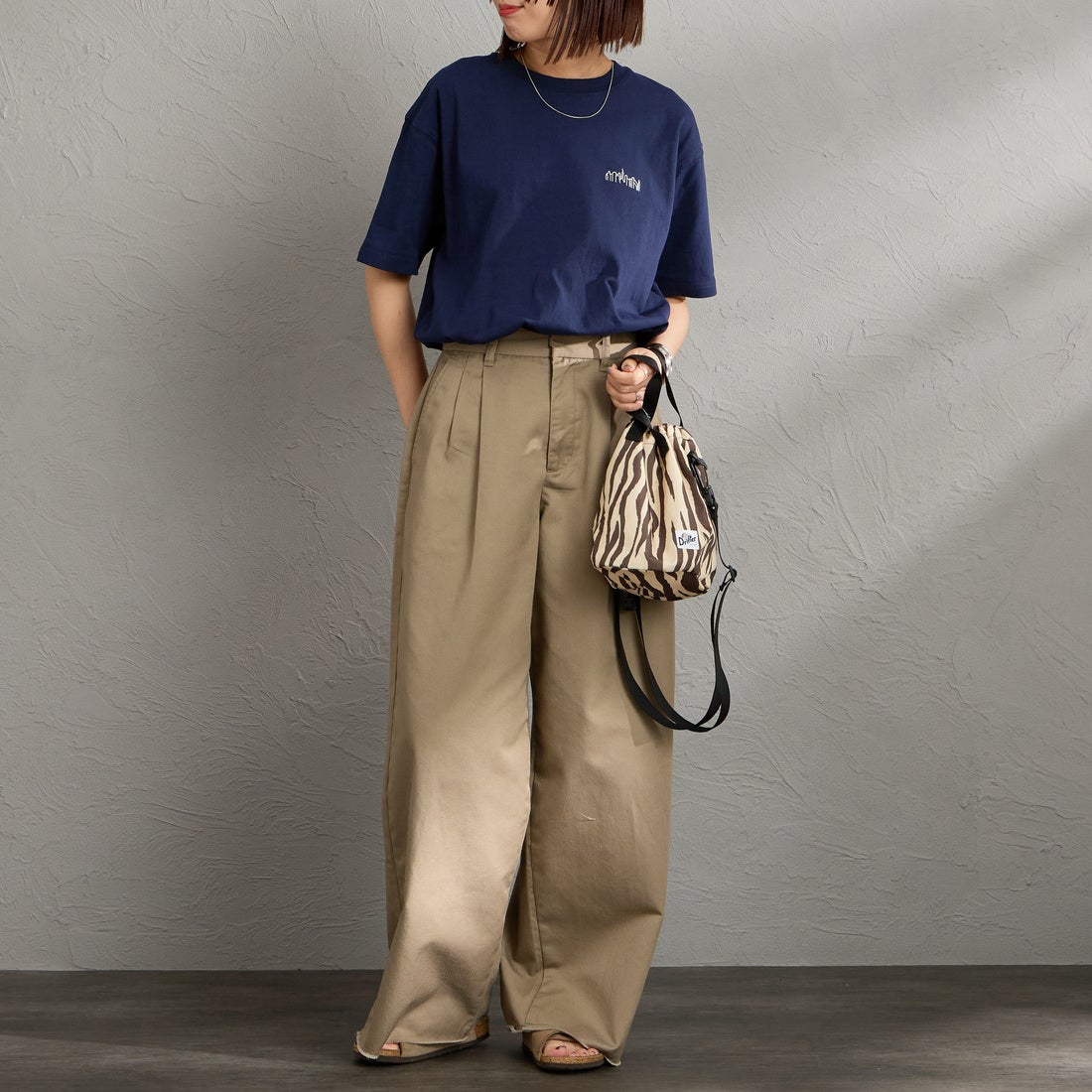 MANHATTAN PORTAGE [マンハッタンポーテージ] 別注 アーチプリントTシャツ [26SSMP-IN85-JF] NAVY &&モデル身長：159cm 着用サイズ：S&&