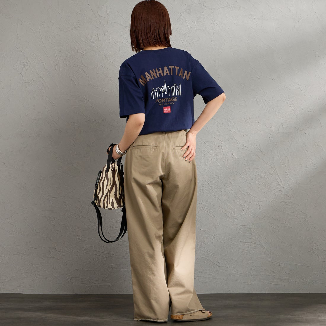 MANHATTAN PORTAGE [マンハッタンポーテージ] 別注 アーチプリントTシャツ [26SSMP-IN85-JF] NAVY &&モデル身長：159cm 着用サイズ：S&&