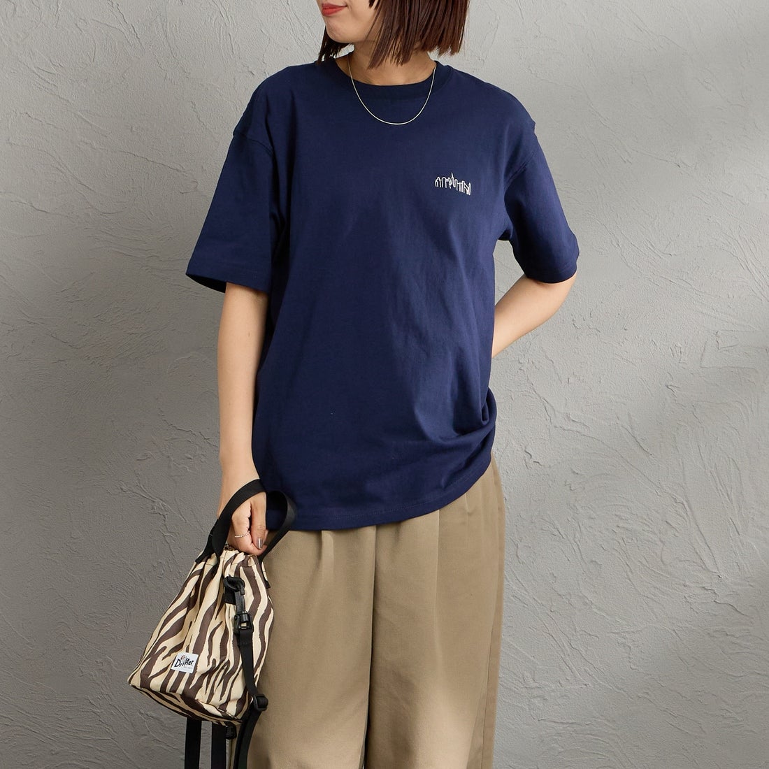 MANHATTAN PORTAGE [マンハッタンポーテージ] 別注 アーチプリントTシャツ [26SSMP-IN85-JF] NAVY &&モデル身長：159cm 着用サイズ：S&&