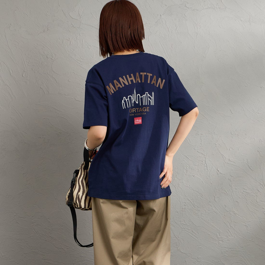 MANHATTAN PORTAGE [マンハッタンポーテージ] 別注 アーチプリントTシャツ [26SSMP-IN85-JF] NAVY &&モデル身長：159cm 着用サイズ：S&&