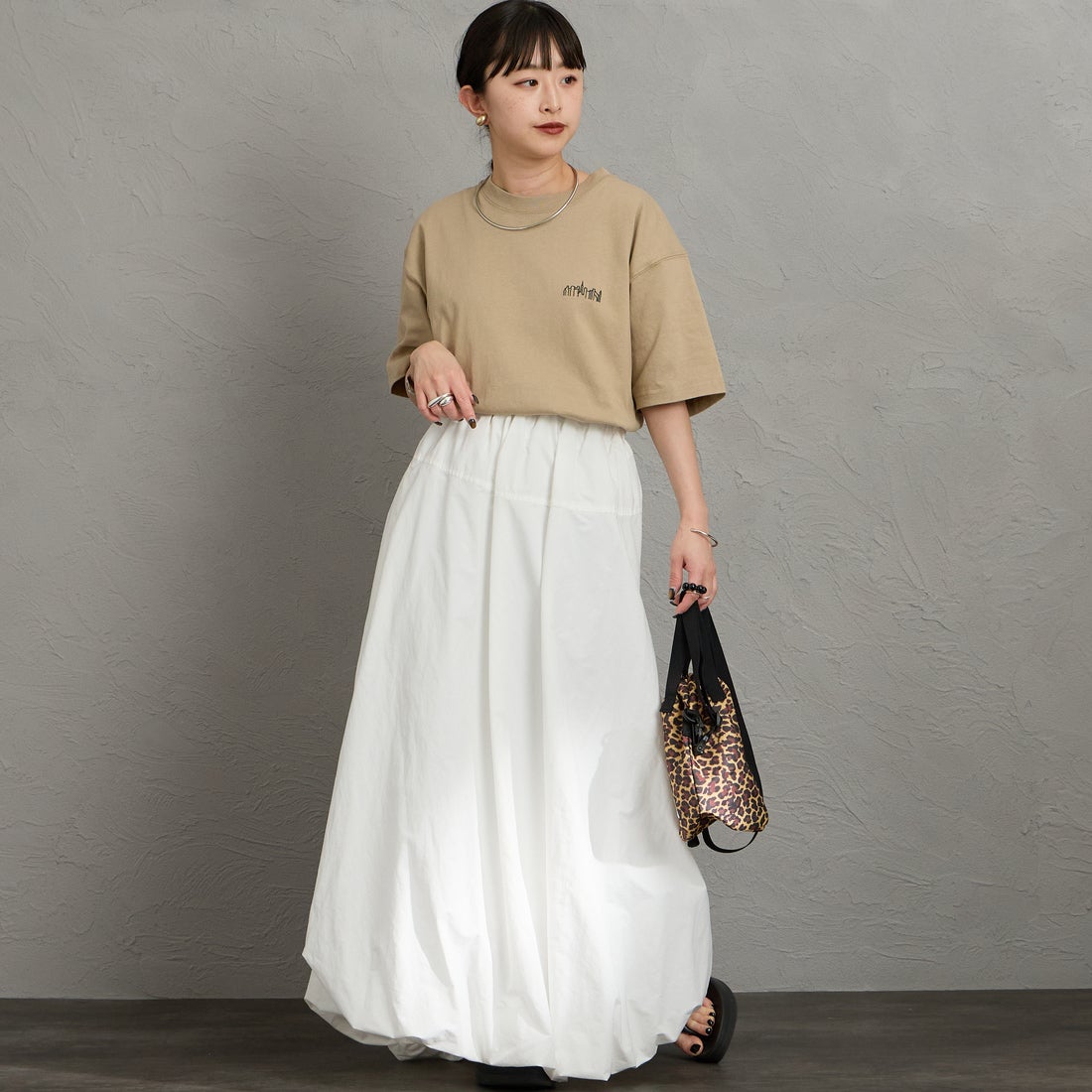 MANHATTAN PORTAGE [マンハッタンポーテージ] 別注 アーチプリントTシャツ [26SSMP-IN85-JF] BEIGE &&モデル身長：150cm 着用サイズ：S&&