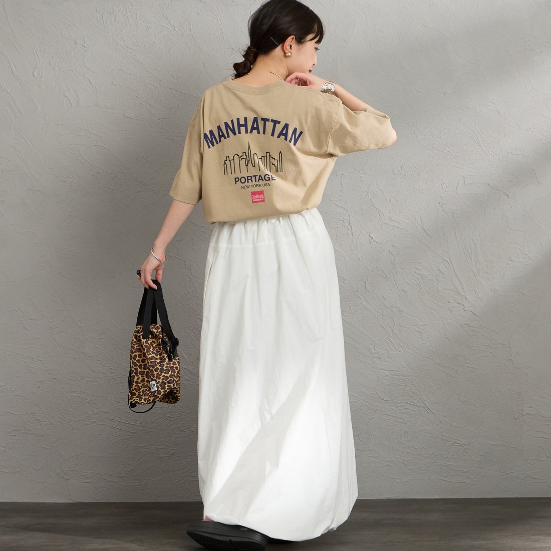 MANHATTAN PORTAGE [マンハッタンポーテージ] 別注 アーチプリントTシャツ [26SSMP-IN85-JF] BEIGE &&モデル身長：150cm 着用サイズ：S&&