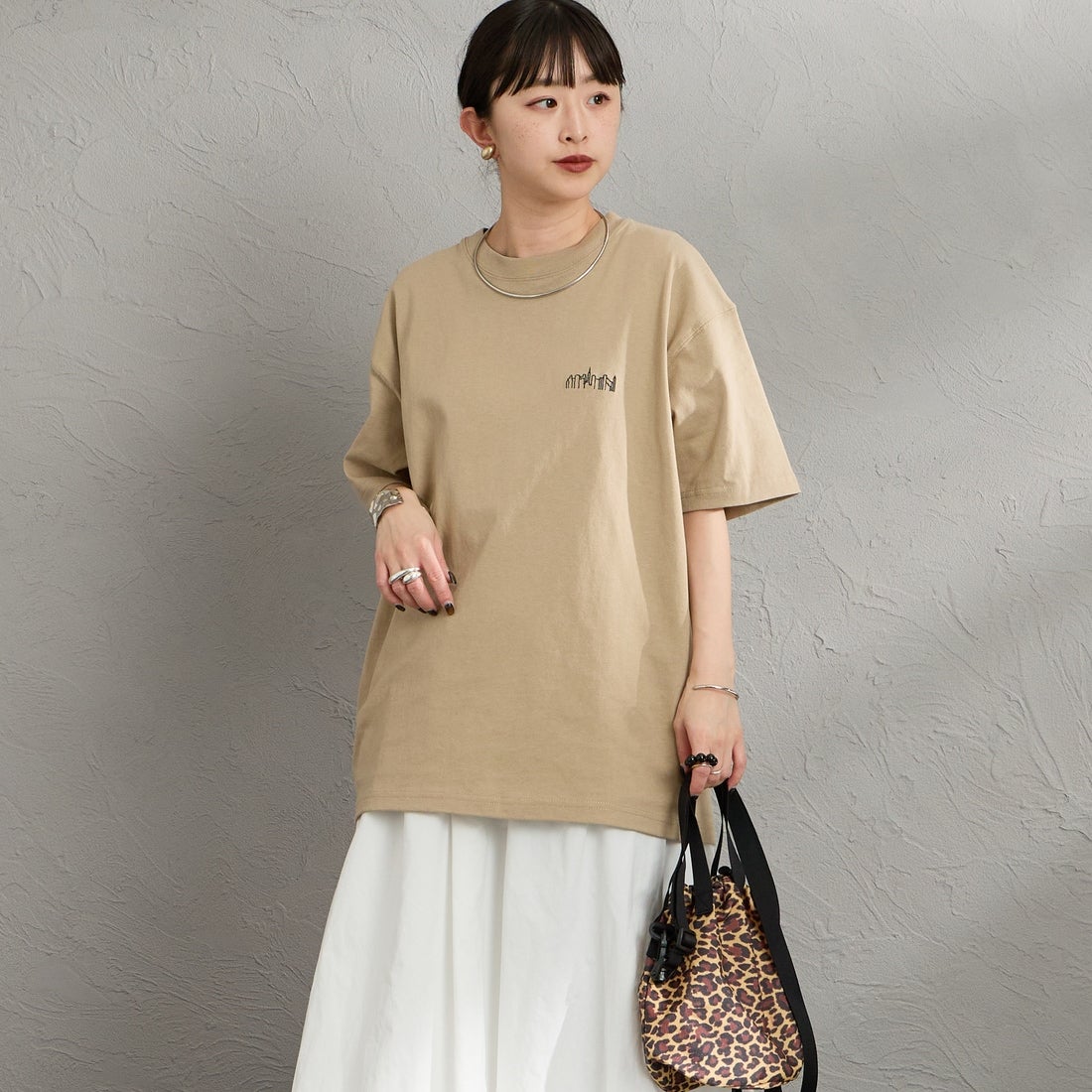 MANHATTAN PORTAGE [マンハッタンポーテージ] 別注 アーチプリントTシャツ [26SSMP-IN85-JF] BEIGE &&モデル身長：150cm 着用サイズ：S&&