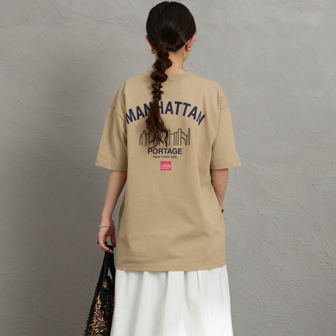 MANHATTAN PORTAGE [マンハッタンポーテージ] 別注 アーチプリントTシャツ [26SSMP-IN85-JF] BEIGE &&モデル身長：150cm 着用サイズ：S&&