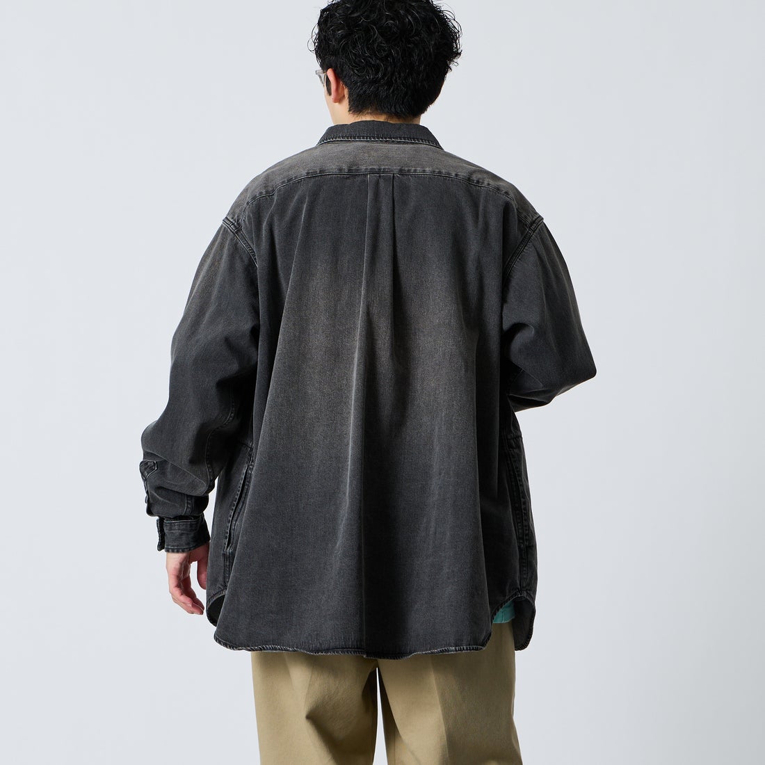 PENNEYS [ぺニーズ] 別注 デニムビッグシャツ [PN26S001-JF] BLACK USED &&モデル身長：168cm 着用サイズ：L&&