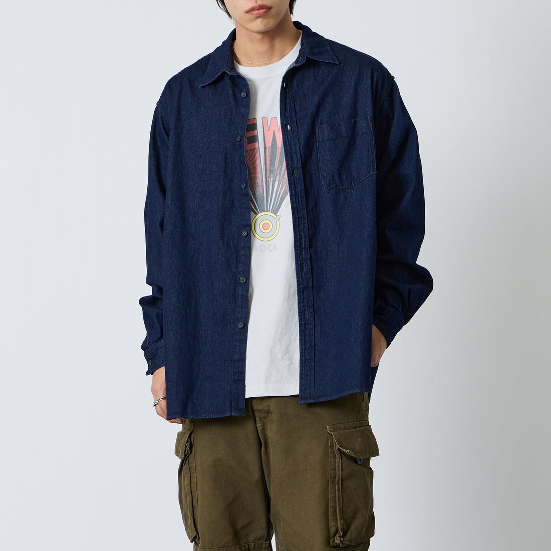 PENNEYS [ぺニーズ] 別注 デニムビッグシャツ [PN26S001-JF] BLUE O.W &&モデル身長：179cm 着用サイズ：L&&
