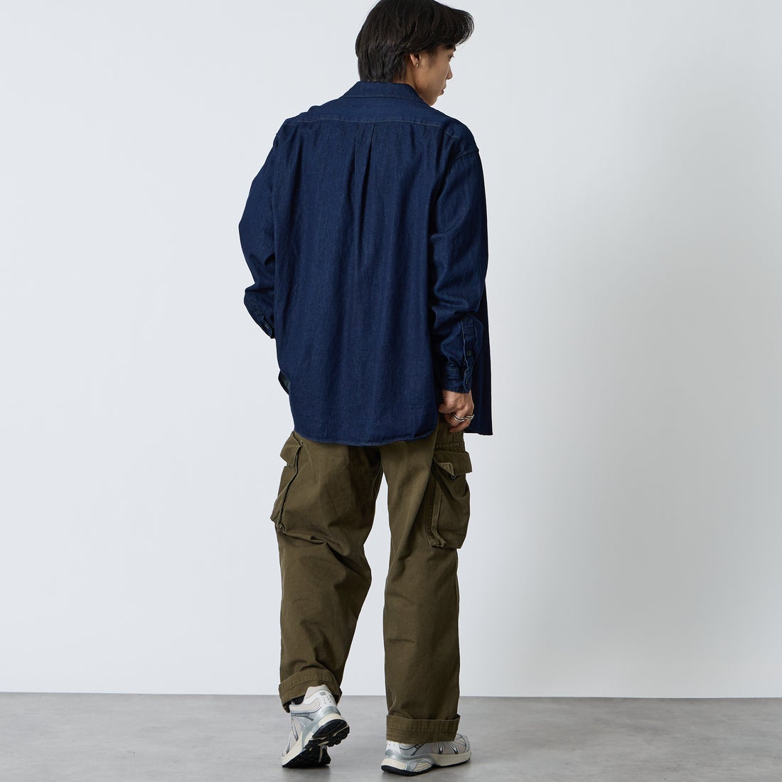 PENNEYS [ぺニーズ] 別注 デニムビッグシャツ [PN26S001-JF] BLUE O.W &&モデル身長：179cm 着用サイズ：L&&