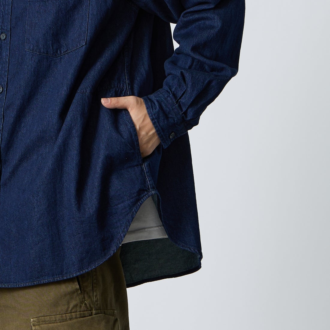 PENNEYS [ぺニーズ] 別注 デニムビッグシャツ [PN26S001-JF] BLUE O.W &&モデル身長：179cm 着用サイズ：L&&