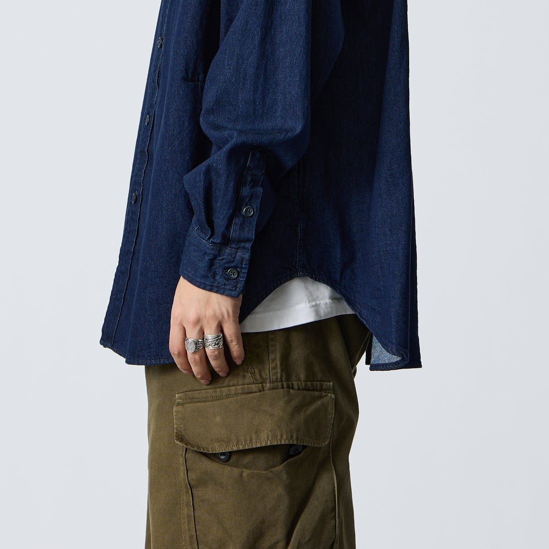 PENNEYS [ぺニーズ] 別注 デニムビッグシャツ [PN26S001-JF] BLUE O.W &&モデル身長：179cm 着用サイズ：L&&