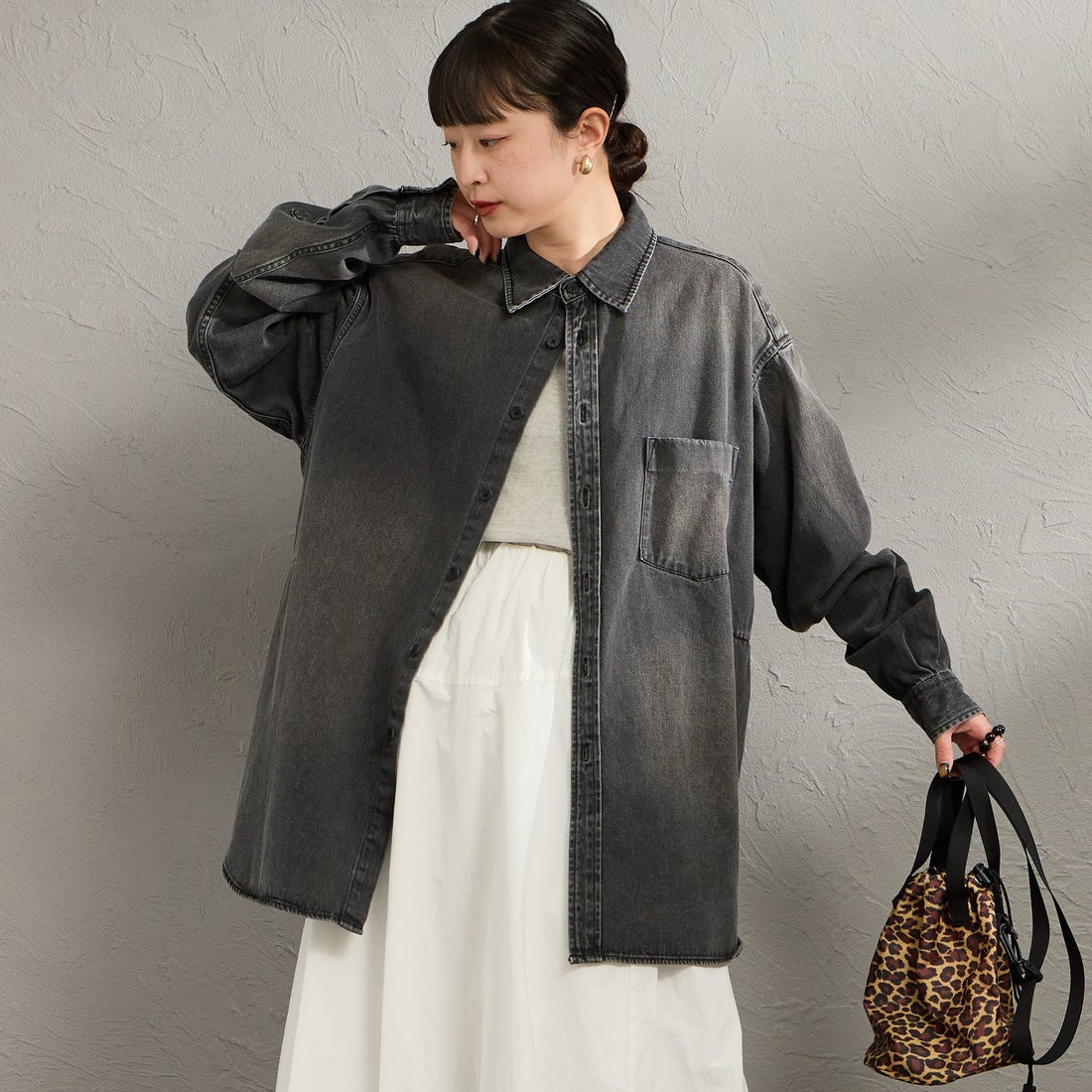 PENNEYS [ぺニーズ] 別注 デニムビッグシャツ [PN26S001-JF] BLACK USED &&モデル身長：150cm 着用サイズ：S&&