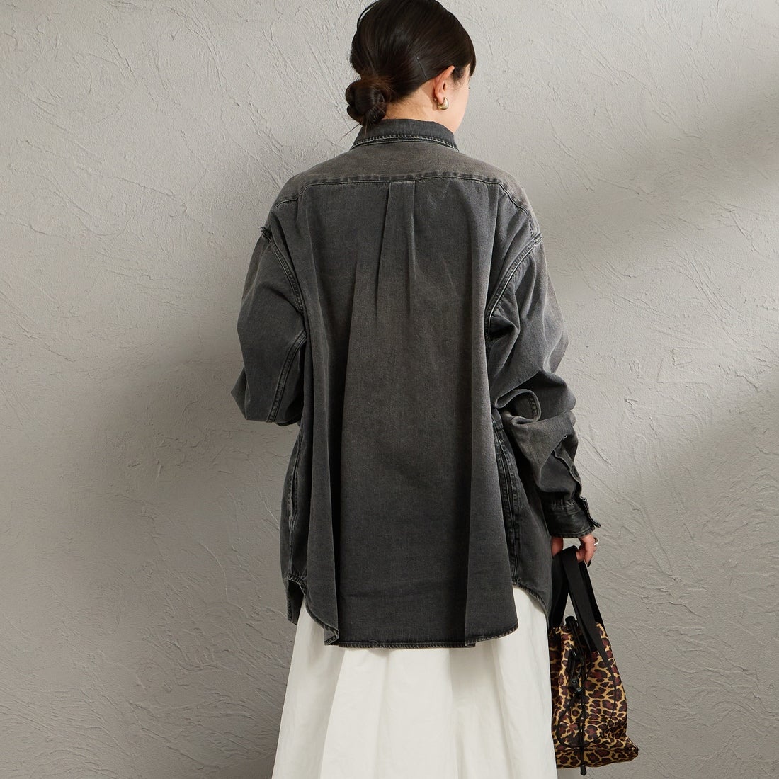 PENNEYS [ぺニーズ] 別注 デニムビッグシャツ [PN26S001-JF] BLACK USED &&モデル身長：150cm 着用サイズ：S&&