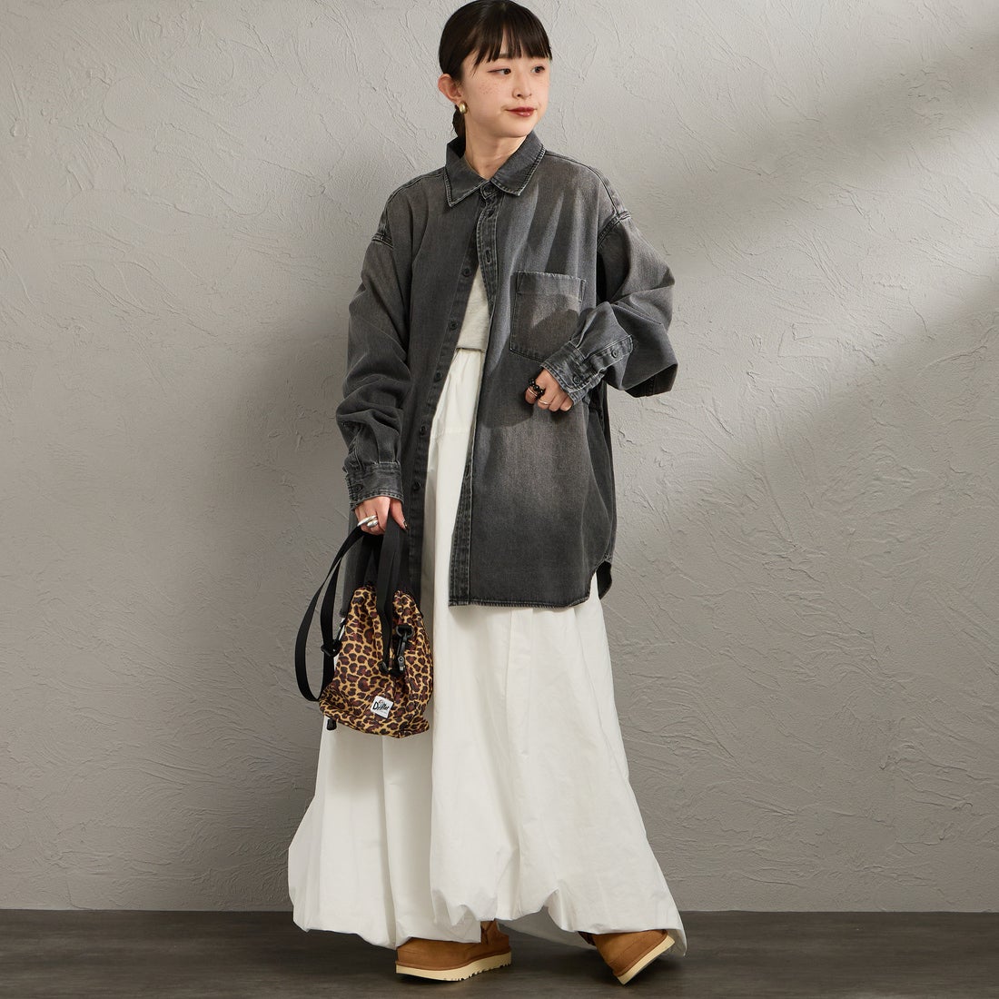 PENNEYS [ぺニーズ] 別注 デニムビッグシャツ [PN26S001-JF] BLACK USED &&モデル身長：150cm 着用サイズ：S&&