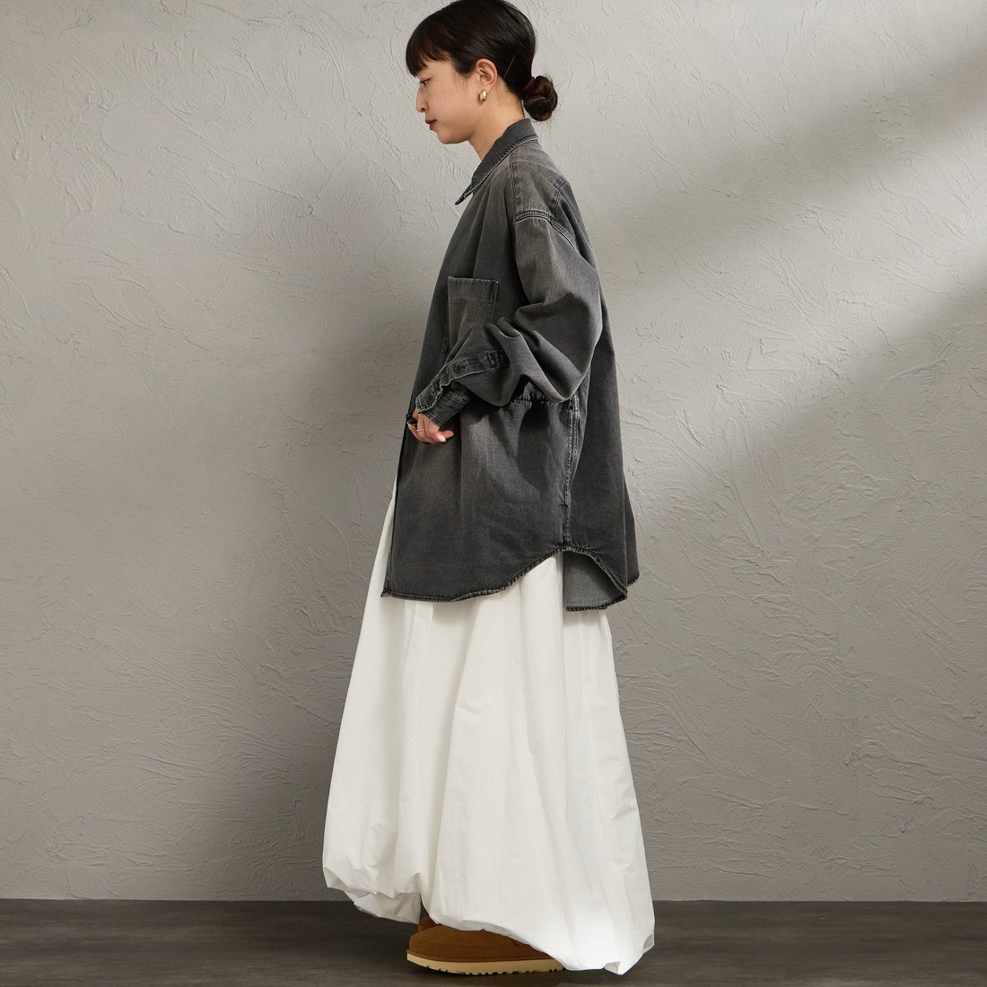 PENNEYS [ぺニーズ] 別注 デニムビッグシャツ [PN26S001-JF] BLACK USED &&モデル身長：150cm 着用サイズ：S&&