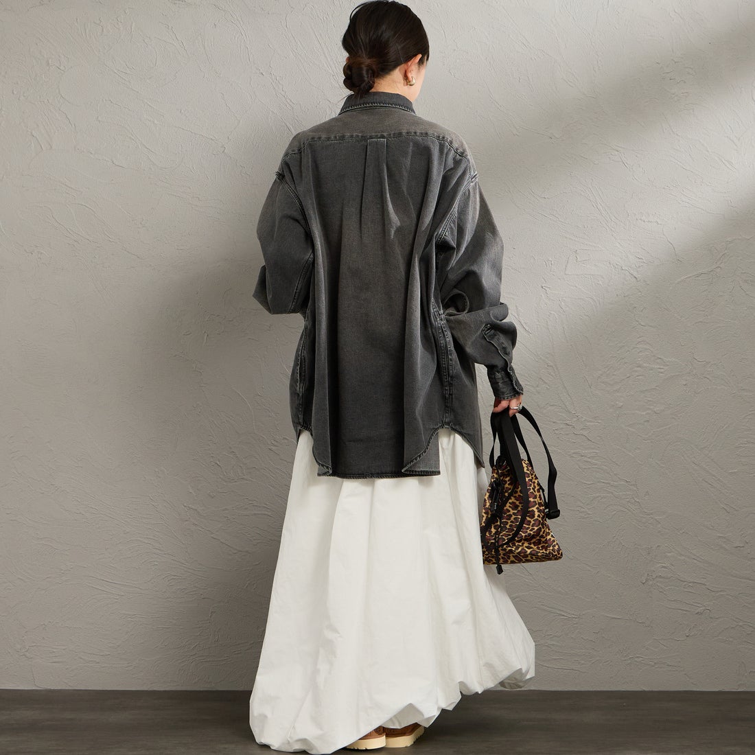 PENNEYS [ぺニーズ] 別注 デニムビッグシャツ [PN26S001-JF] BLACK USED &&モデル身長：150cm 着用サイズ：S&&