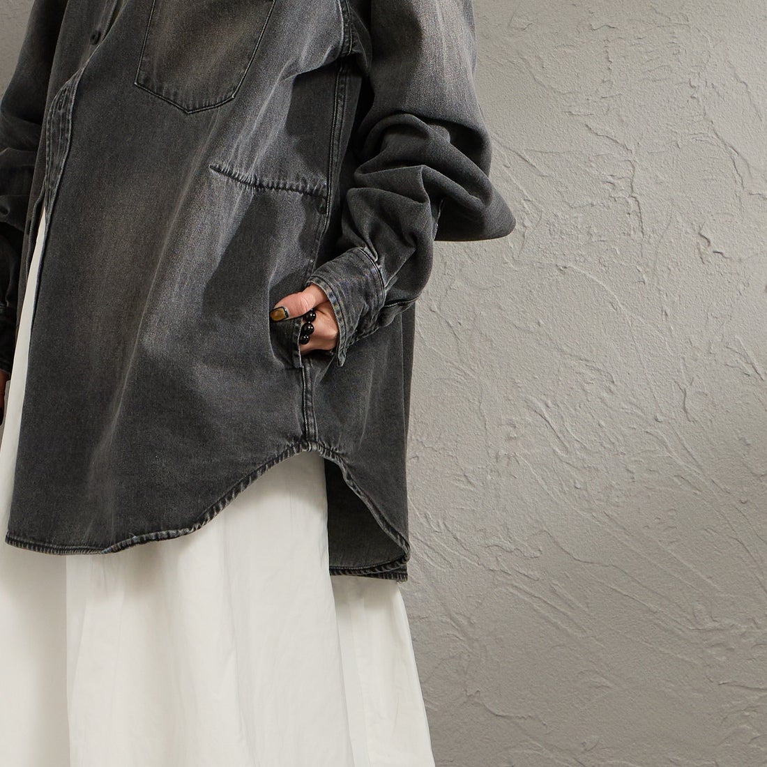 PENNEYS [ぺニーズ] 別注 デニムビッグシャツ [PN26S001-JF] BLACK USED &&モデル身長：150cm 着用サイズ：S&&
