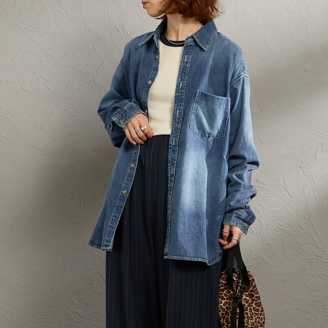 PENNEYS [ぺニーズ] 別注 デニムビッグシャツ [PN26S001-JF] BLUE USED &&モデル身長：158cm 着用サイズ：S&&