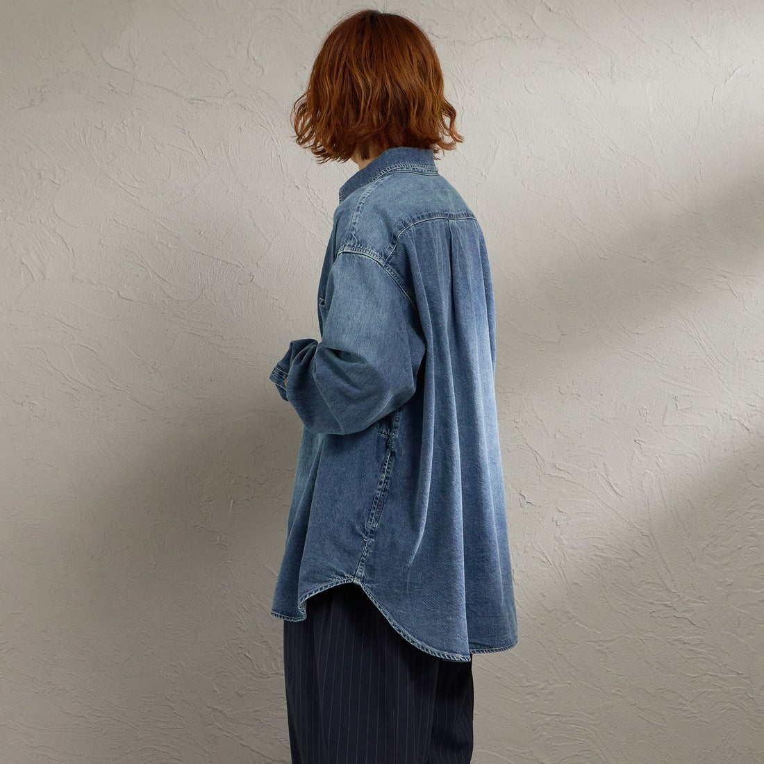 PENNEYS [ぺニーズ] 別注 デニムビッグシャツ [PN26S001-JF] BLUE USED &&モデル身長：158cm 着用サイズ：S&&