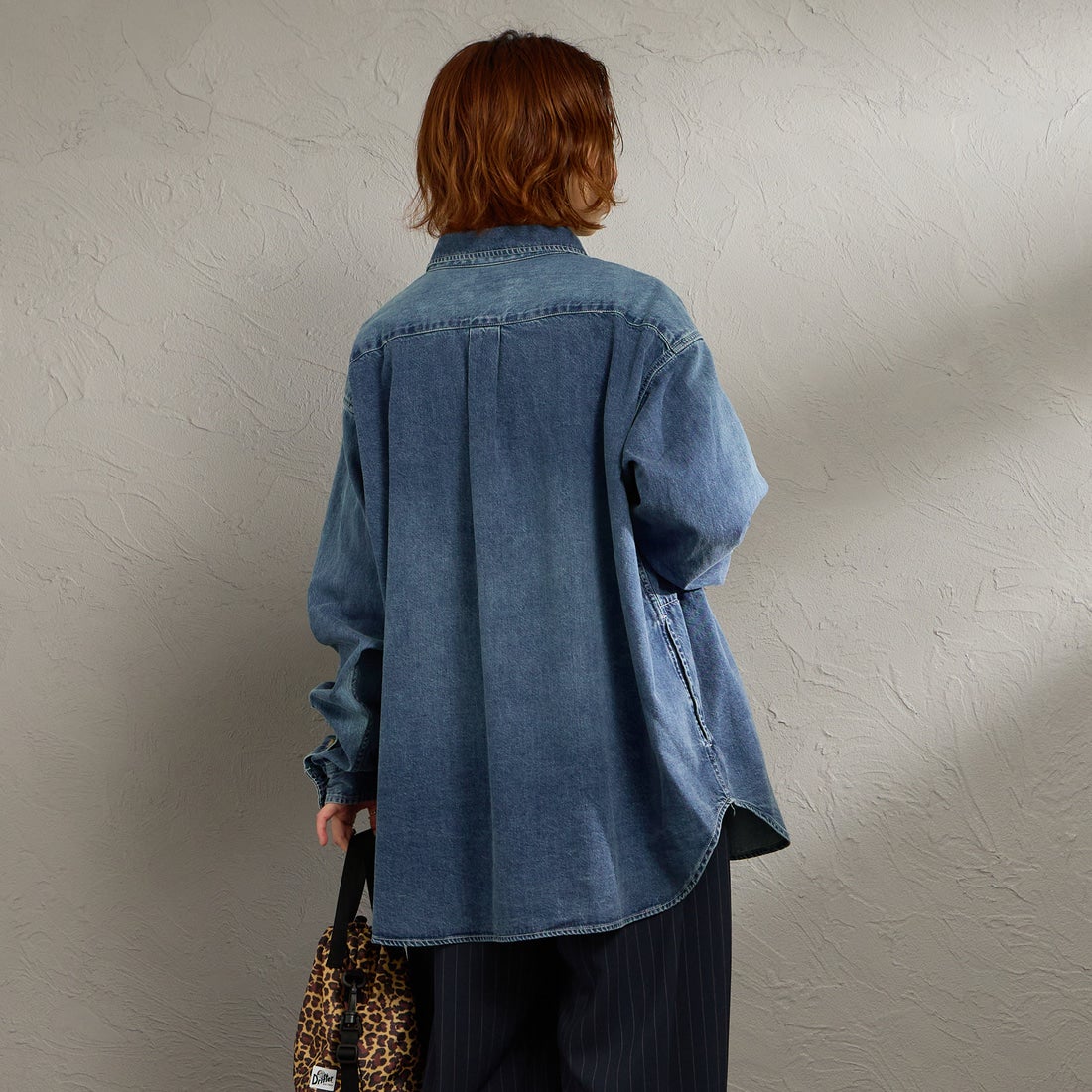PENNEYS [ぺニーズ] 別注 デニムビッグシャツ [PN26S001-JF] BLUE USED &&モデル身長：158cm 着用サイズ：S&&