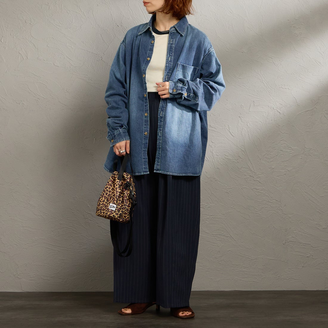 PENNEYS [ぺニーズ] 別注 デニムビッグシャツ [PN26S001-JF] BLUE USED &&モデル身長：158cm 着用サイズ：S&&