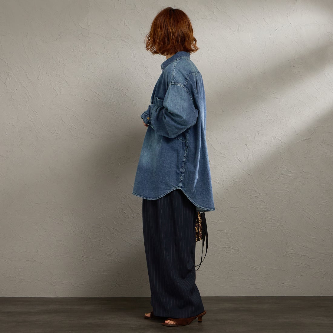 PENNEYS [ぺニーズ] 別注 デニムビッグシャツ [PN26S001-JF] BLUE USED &&モデル身長：158cm 着用サイズ：S&&