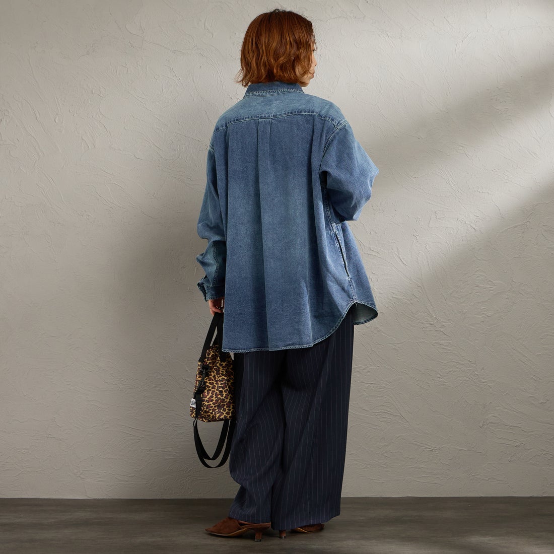 PENNEYS [ぺニーズ] 別注 デニムビッグシャツ [PN26S001-JF] BLUE USED &&モデル身長：158cm 着用サイズ：S&&
