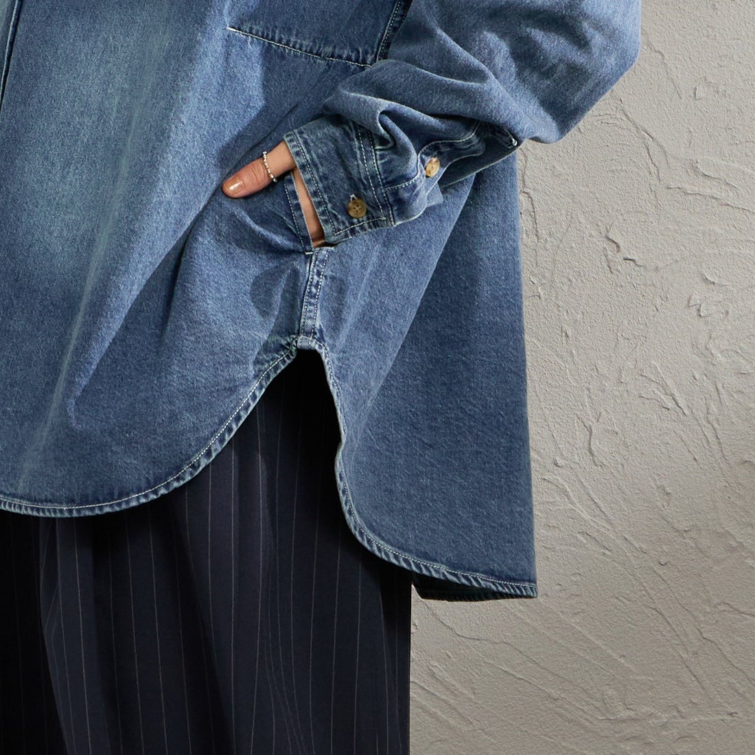 PENNEYS [ぺニーズ] 別注 デニムビッグシャツ [PN26S001-JF] BLUE USED &&モデル身長：158cm 着用サイズ：S&&