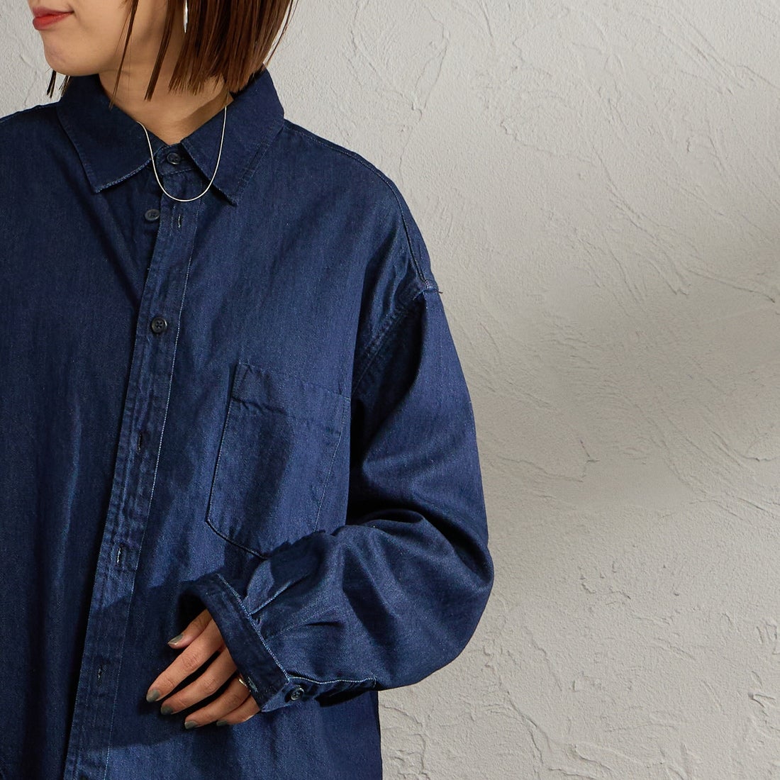 PENNEYS [ぺニーズ] 別注 デニムビッグシャツ [PN26S001-JF] BLUE O.W &&モデル身長：159cm 着用サイズ：S&&