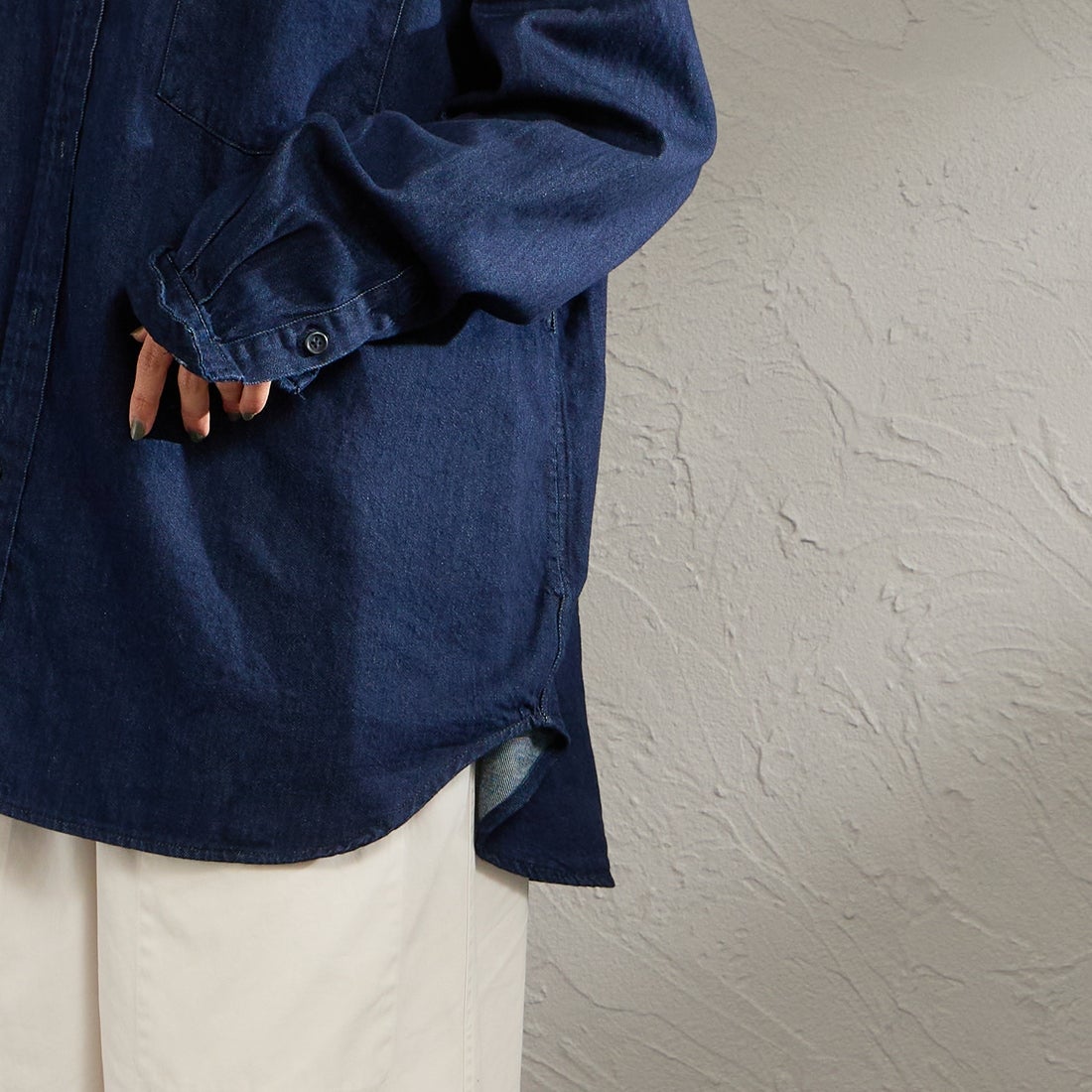 PENNEYS [ぺニーズ] 別注 デニムビッグシャツ [PN26S001-JF] BLUE O.W &&モデル身長：159cm 着用サイズ：S&&