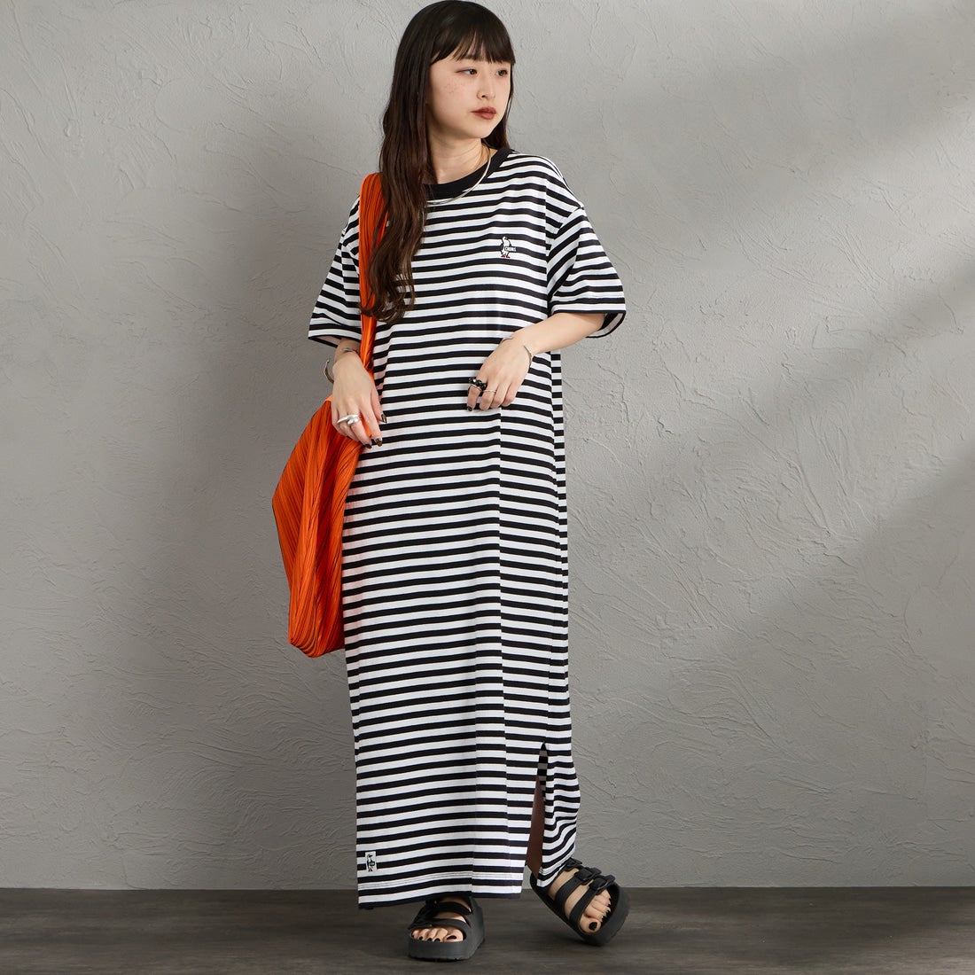 CHUMS [チャムス] ブービーロゴワンピース [CH18-1383] W049 WH/BK &&モデル身長：150cm 着用サイズ：WM&&
