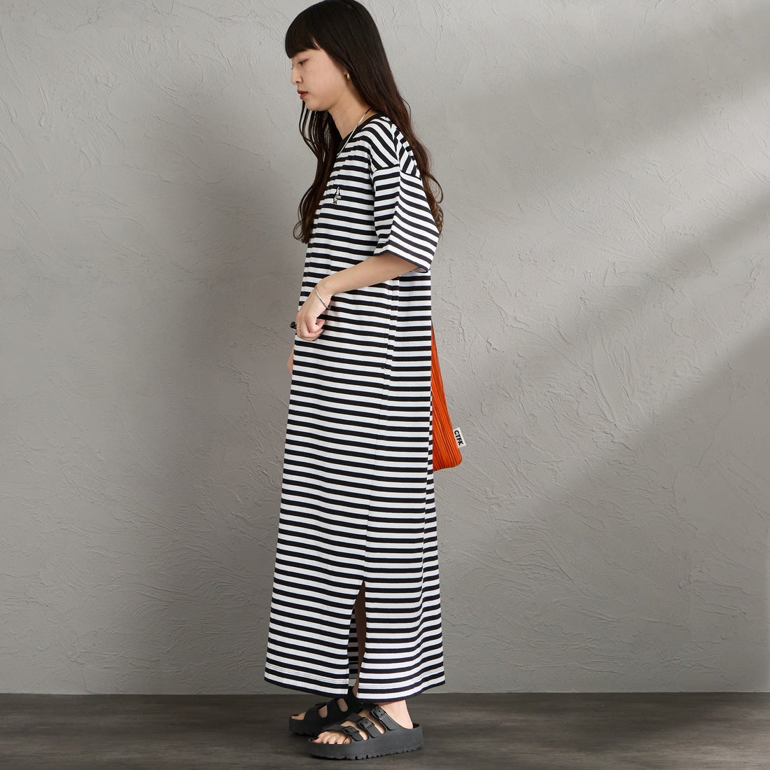 CHUMS [チャムス] ブービーロゴワンピース [CH18-1383] W049 WH/BK &&モデル身長：150cm 着用サイズ：WM&&