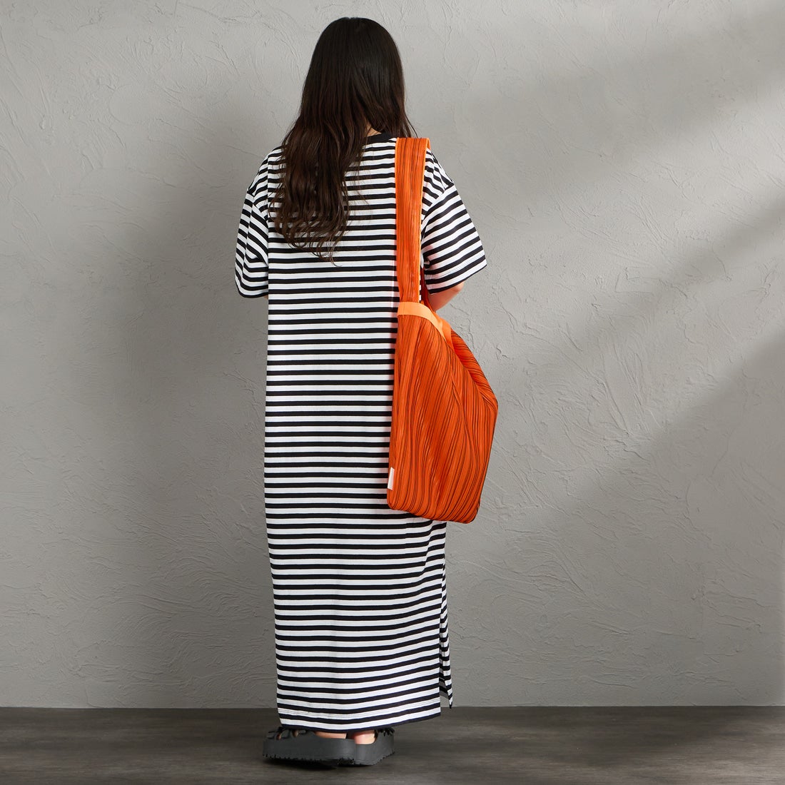 CHUMS [チャムス] ブービーロゴワンピース [CH18-1383] W049 WH/BK &&モデル身長：150cm 着用サイズ：WM&&