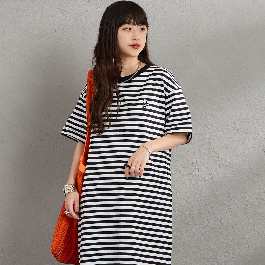 CHUMS [チャムス] ブービーロゴワンピース [CH18-1383] W049 WH/BK &&モデル身長：150cm 着用サイズ：WM&&