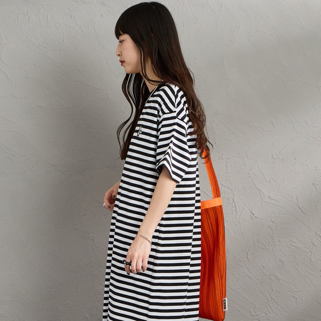 CHUMS [チャムス] ブービーロゴワンピース [CH18-1383] W049 WH/BK &&モデル身長：150cm 着用サイズ：WM&&