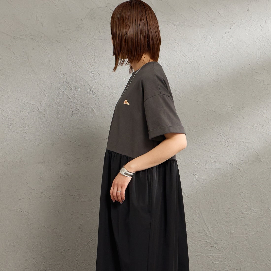 KELTY [ケルティ] 別注 異素材切替 ウエストギャザーワンピース [KE262W30IN02-JF] ﾁｬｺｰﾙ &&モデル身長：159cm 着用サイズ：F&&