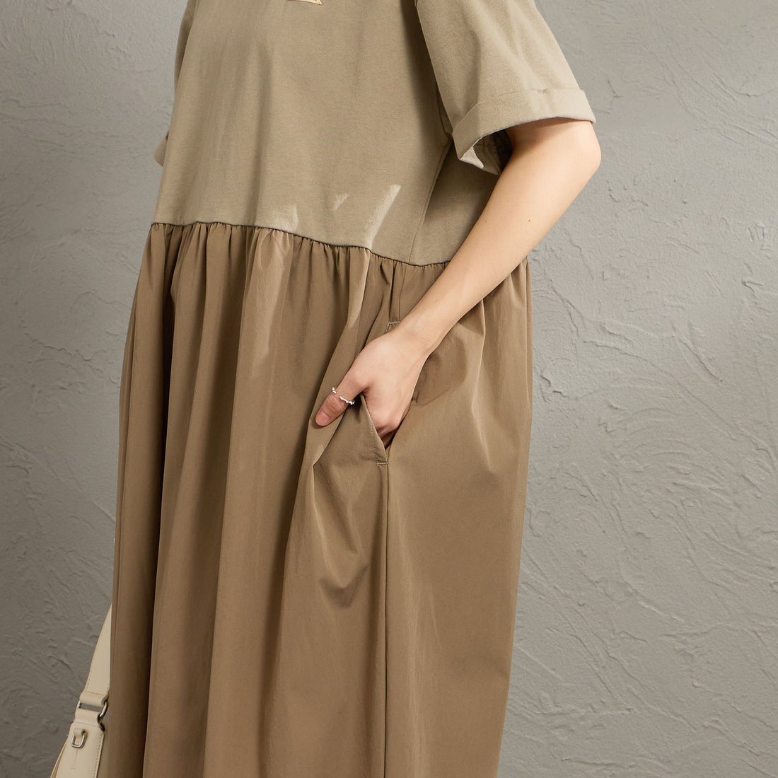 KELTY [ケルティ] 別注 異素材切替 ウエストギャザーワンピース [KE262W30IN02-JF] ﾍﾞｰｼﾞｭ &&モデル身長：158cm 着用サイズ：F&&