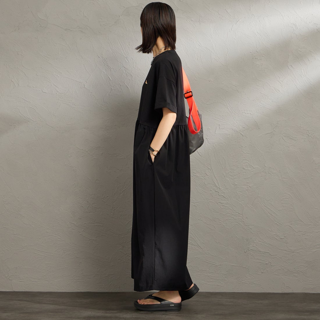 KELTY [ケルティ] 別注 異素材切替 ウエストギャザーワンピース [KE262W30IN02-JF] ﾌﾞﾗｯｸ &&モデル身長：160cm 着用サイズ：F&&